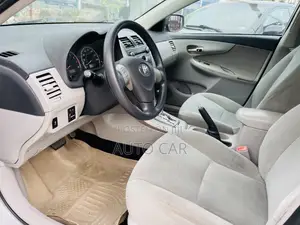 Toyota Corolla LE 4dr Sedan (1.8L 4cyl 4A) 2011 Silver
