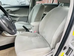 Toyota Corolla LE 4dr Sedan (1.8L 4cyl 4A) 2011 Silver