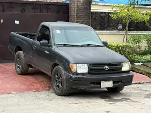 Toyota Tacoma Base 4x2 Regular Cab 103.3 in. WB 2001 Black