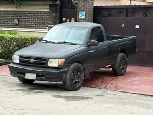 Toyota Tacoma Base 4x2 Regular Cab 103.3 in. WB 2001 Black