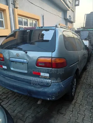 Toyota Sienna LE & 1 hatch 2000 Green