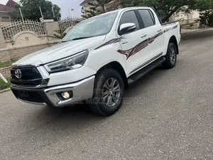 Toyota Hilux 2022 White