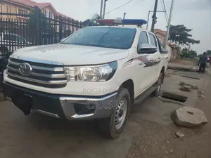 Toyota Hilux 2023 Red