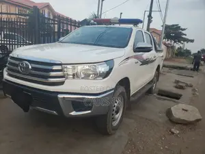Toyota Hilux 2023 Red