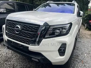 Nissan Navara 2021 White
