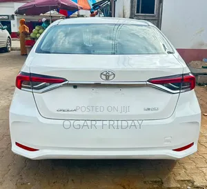 Toyota Corolla LE 2021 White