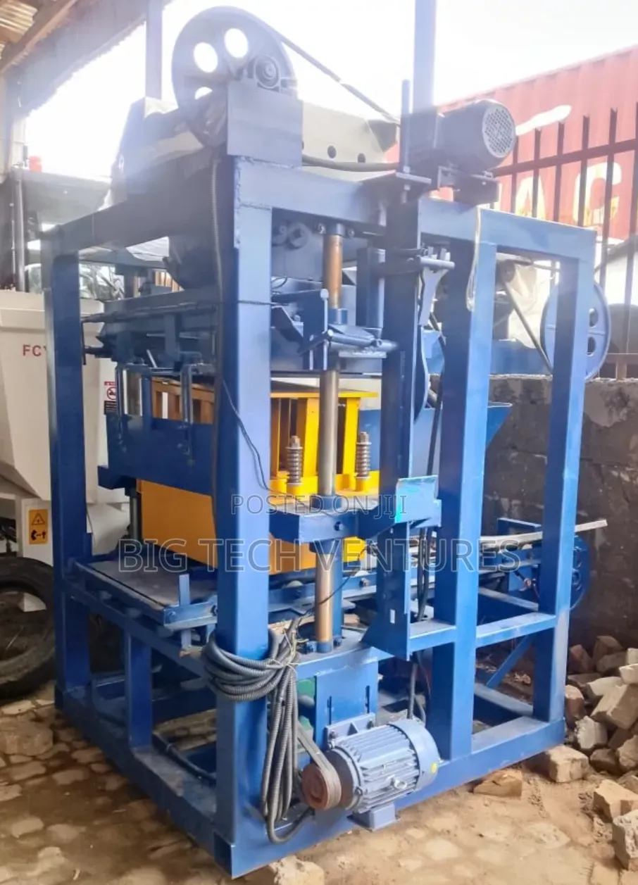 Concrete Block Making Machine, a Small Mobile or Fixed Industrial