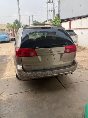Toyota Sienna 2007 Gold