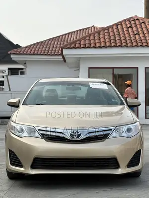 Toyota Camry LE 4dr Sedan (2.5L 4cyl 6A) 2012 Gold