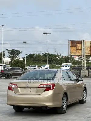 Toyota Camry LE 4dr Sedan (2.5L 4cyl 6A) 2012 Gold