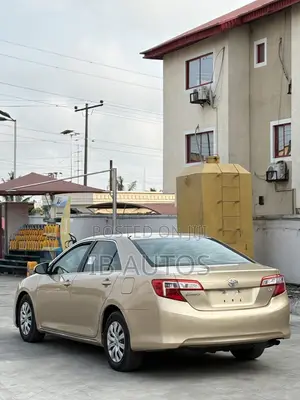 Toyota Camry LE 4dr Sedan (2.5L 4cyl 6A) 2012 Gold