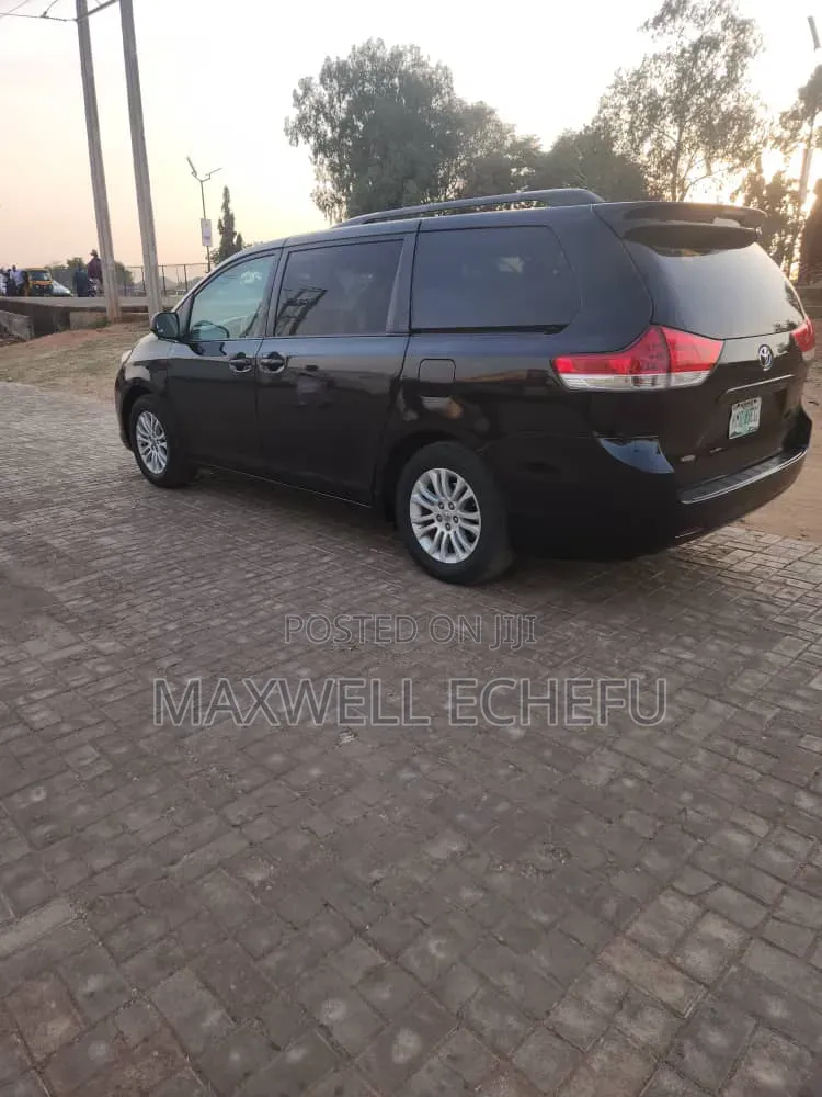 Toyota Sienna 2013 Black