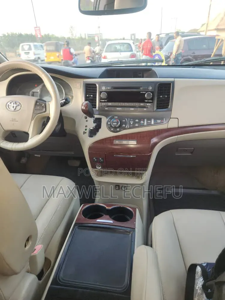 Toyota Sienna 2013 Black