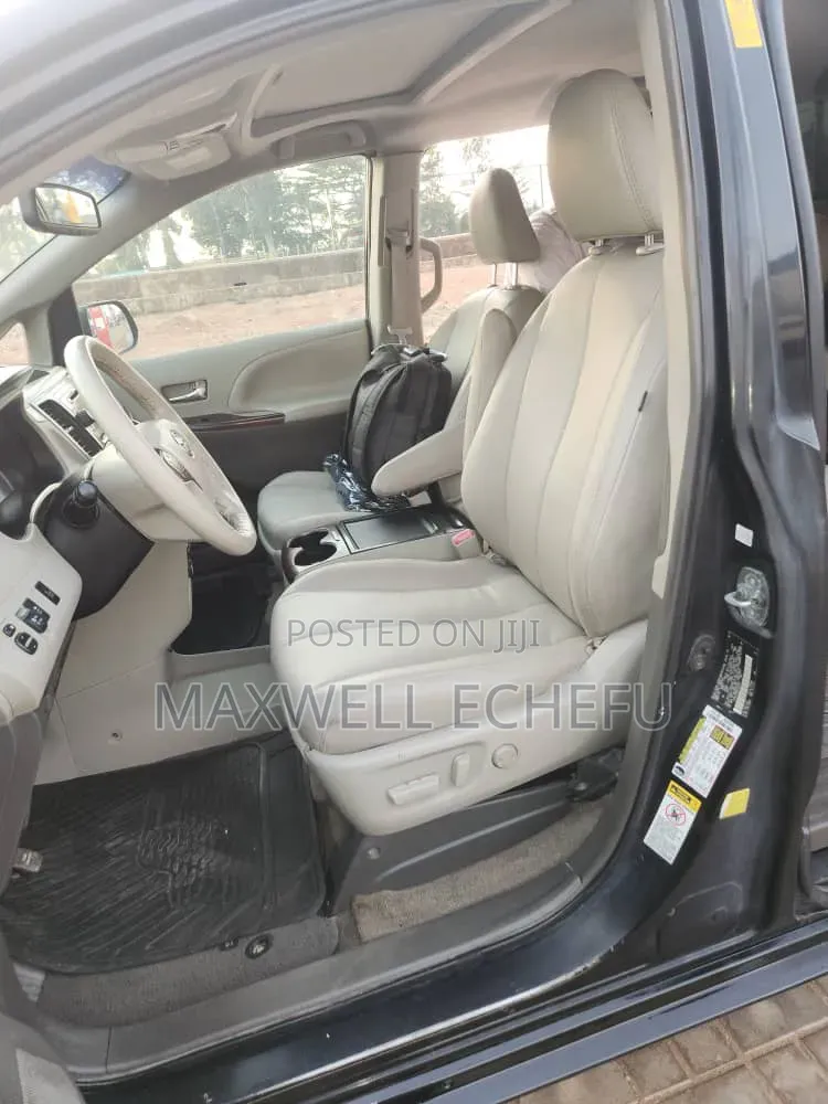 Toyota Sienna 2013 Black