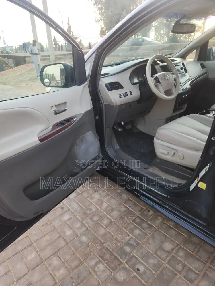 Toyota Sienna 2013 Black
