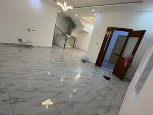5bdrm Duplex in Chevron for rent