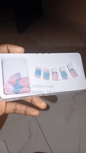 24 Pieces Short Nails Set