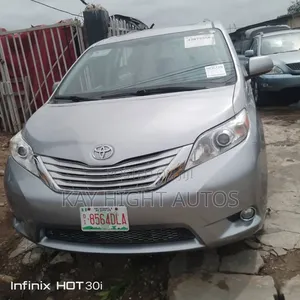 Toyota Sienna XLE 7 Passenger (3.5L 6cyl 8A) 2017 Silver