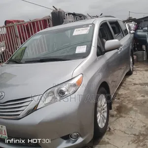 Toyota Sienna XLE 7 Passenger (3.5L 6cyl 8A) 2017 Silver