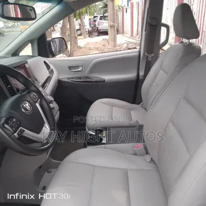 Toyota Sienna XLE 7 Passenger (3.5L 6cyl 8A) 2017 Silver
