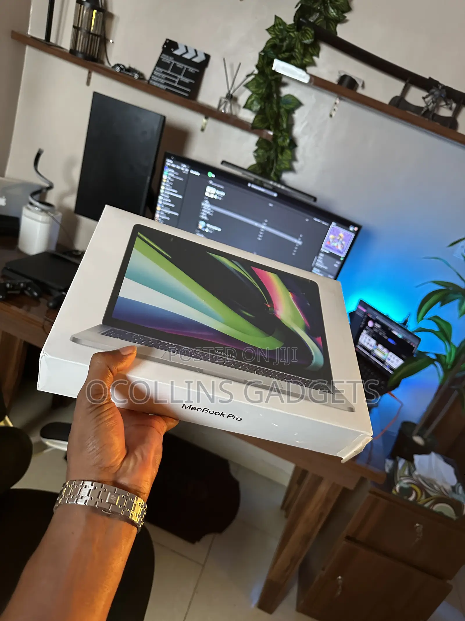 New Laptop Apple MacBook Pro 2022 M2 8GB Apple M2 SSD 256GB