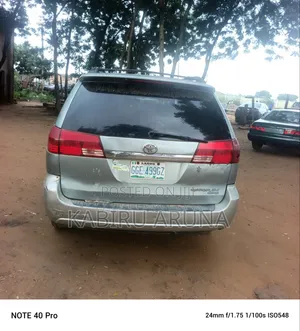 Toyota Sienna 2003 Silver