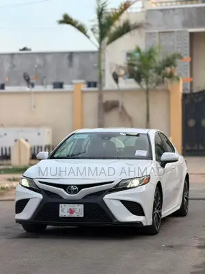 Toyota Camry SE (2.5L 4cyl 8A) 2019 White