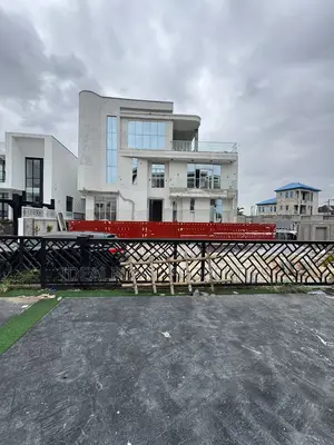 5bdrm Duplex in Chevron for sale