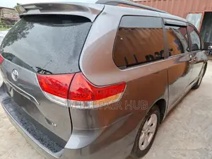 Toyota Sienna LE 7 Passenger 2010 Gray
