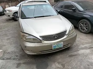 Toyota Camry LE 4dr Sedan (2.4L 4cyl 5M) 2003 Gold