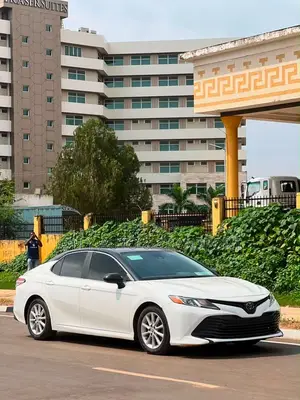 Toyota Camry SE (2.5L 4cyl 8A) 2019 White