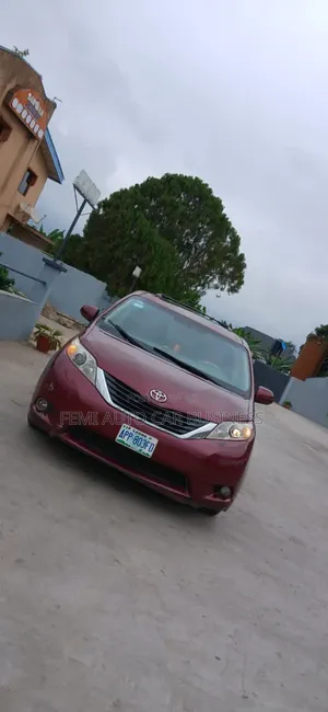 Toyota Sienna 2010 Red