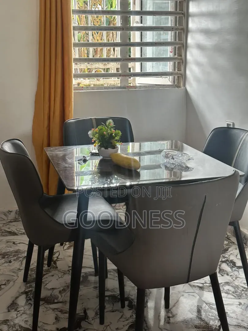 4 Seater Dinning Table