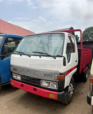 Toyota Dyna 200 Six Tyres 2RZ Injector Engine 1999 White