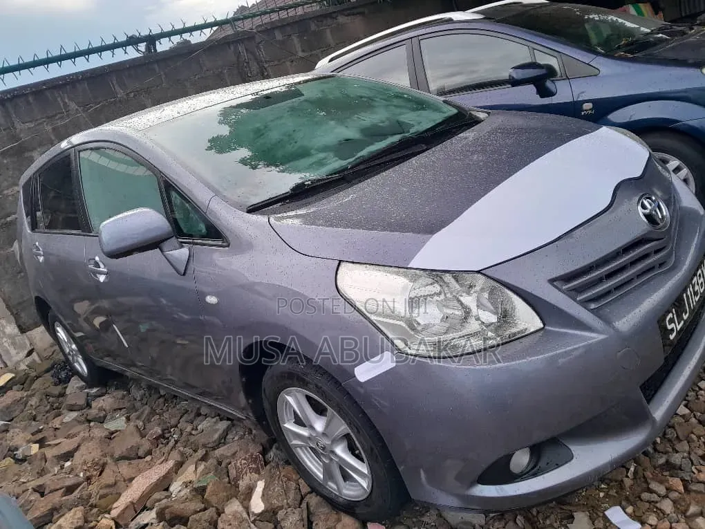 Toyota Verso 2011 Blue
