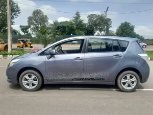 Toyota Verso 2011 Blue