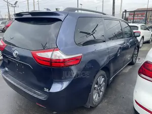 Toyota Sienna XLE AWD (3.5L 6cyl 8A) 2018 Blue