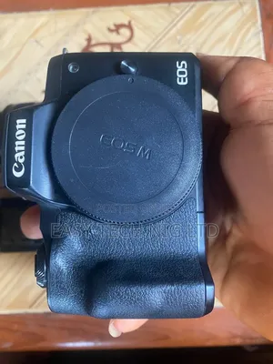 Canon M50 ( Mirrorles)