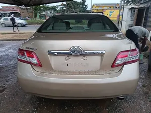 Toyota Camry XLE 4dr Sedan (2.5L 4cyl 6AM) 2010 Gold