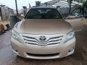 Toyota Camry XLE 4dr Sedan (2.5L 4cyl 6AM) 2010 Gold