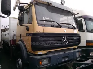 Mercedes-Benz 1424 Box Truck + Crane Yellow