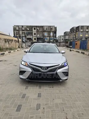 Toyota Camry SE FWD 2020 Silver
