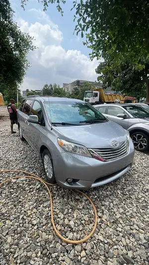 Toyota Sienna 2013 Silver