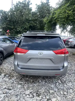 Toyota Sienna 2013 Silver