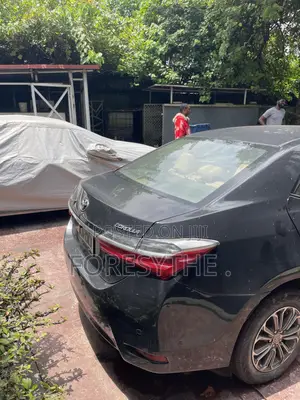 Toyota Corolla XLE (1.8L 4cyl 2A) 2018 Black