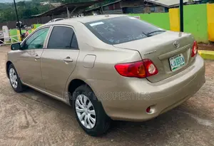 Toyota Corolla LE 4dr Sedan (1.8L 4cyl 4A) 2010 Gold