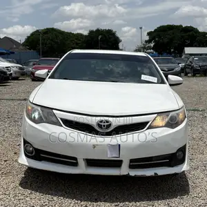 Toyota Camry SE 4dr Sedan (2.5L 4cyl 6A) 2014 White