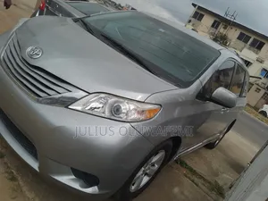 Toyota Sienna 2017 Silver