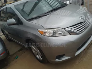 Toyota Sienna 2017 Silver