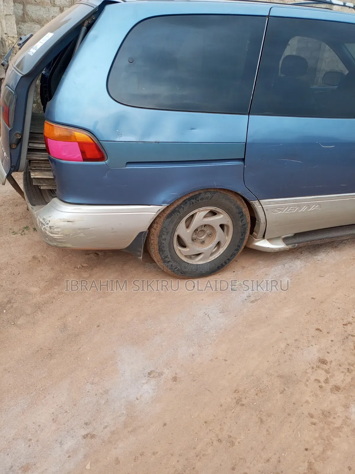Toyota HiAce 2000 Blue